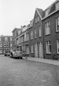 69036 Gezicht op de voorgevels van de huizen Potgieterstraat 8-lager te Utrecht; rechts het huis nr. 8.